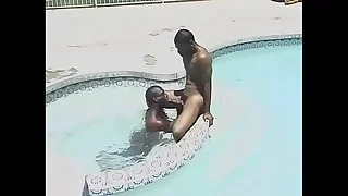 Black dude bends lack of restraint to get a wet rimming in the pool